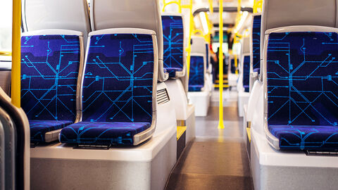 Eintrittskarte für preisgünstige Mobilität: der HessenPass Mobil, der unter anderem über das HZD-Wohngeldverfahren eWoG zugestellt wurde Blick in den leeren Waggon einer U-Bahn mit blau gemusterten Sitzen und gelben Haltestangen