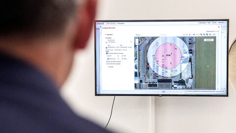 Fesselndes Thema für den Ministerpräsidenten: die Funktionsweise der on der HZD betreuten elektronischen Aufenthaltsüberwachung Blick am Kopf von Boris Rhein vorbei auf einen Computerscreen, auf dem das Interface des Programms zur elektronischen Aufenthaltsüberwachung zu sehen ist