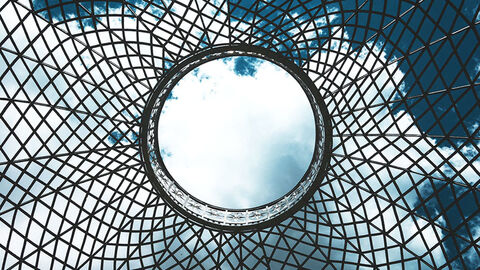 Eines der zentralen Themen der HZD: das Programm Cloud-Transformation Kreisförmiger Spiegel, der den Himmel in einer Metallstruktur reflektiert