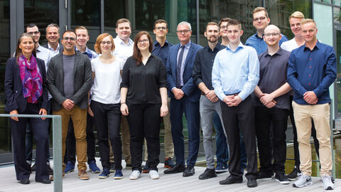 2018 begrüßt Joachim Kaiser den ersten Jahrgang dual Studierender in der HZD. Gruppenfoto von rund 12 jungen Studierenden gemeinsam mit HZD-Direktor Joachim Kaiser.