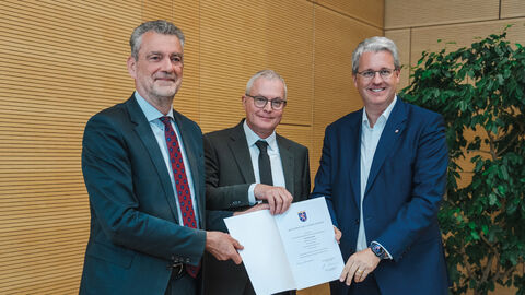Die Staatssekretäre Dr. Martin Worms (HMdF) und Patrick Burghardt (HMinD) überreichen Joachim Kaiser die Versetzungsurkunde in den Ruhestand. Die Staatssekretäre Dr. Martin Worms (HMdF) und Patrick Burghardt (HMinD) halten gemeinsam mit Joachim Kaiser eine Urkunde.