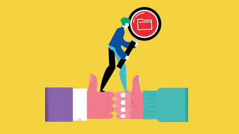 Illustration von zwei mit den Daumen nach oben zeigenden Händen, auf denen ein Mann mit einer übergroßen Lupe steht, in deren Linse ein Ordnersymbol zu sehen ist 