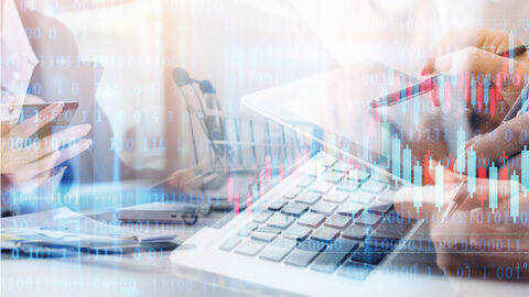 Bildcollage aus Computertastatur, Tablet, Smartphone und Händen, die Stifte in der Hand halten. Gleichzeitig ist das Bild überlagert von Diagrammen und binärem Code.