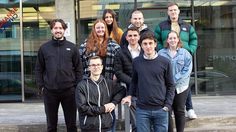 Gruppenfoto von neun jungen Menschen vor dem HZD-Neubau
