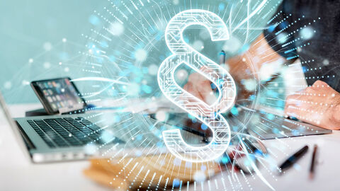 Von der HZD veröffentlicht: die digitale Verkündungsplattform für Rechtsvorschriften (DVPR) Close-up auf Mann am Arbeitsplatz mit Laptop und Tablets, darüber gelegt ein stilisiertes Paragrafenzeichen