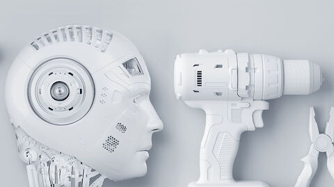 Komplett in Weiß gehaltene Bildkomposition aus Zange, Bohrmaschine und Cyborg-Kopf im Profil 