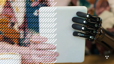 Digitale Barrierefreiheit für alle – ein wichtiger Aspekt in allen Vorhaben der HZD Close-up auf Mann, der mit einer schwarzen Handprothese in kruder Cyborg-Optik ein weißes Tablet hält