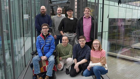 Gruppenfoto mit acht neuen Trainees im Übergang zum HZD-Neubau