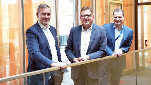 Angeregter Austausch bei der HZD: Thomas Kaspar mit seinen Gästen Stefan Sauer (MItte) und Ralf Stettner (rechts) vom hessischen Digitalministerium Gruppenfoto von Thomas Kaspar (HZD) sowie Stefan Sauer und Ralf Stettner (hessisches Digitalministerium