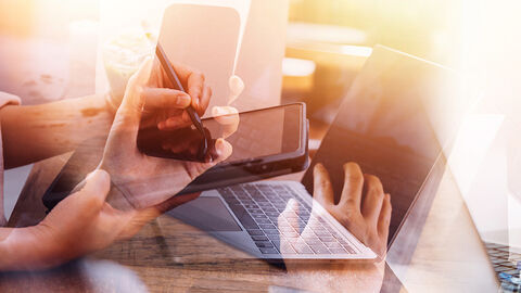 Networking auf Bundesebene: die HZD als aktives Mitglied von govdigital Bildkompostion aus verschiedenen Close-ups, die den Vernetzungsgedanken von Kooperationspartnern mit digitalen und analogen Medien visualisieren