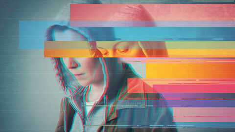 Porträtfoto in Halbtotale von Frau mit Hoodie, darüber gelegt ein halbtransparentes mehrfarbiges Streifenmuster zum Symbolisieren des Datenaustauschs zwischen Justiz und Polizei