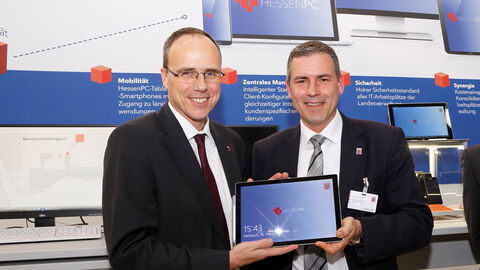 Zwei Männer präsentieren Tablet