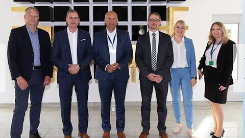 Besuch Justizminister Prof. Dr. Roman Poseck in Hünfeld Mehrere Menschen lächeln in Kamera