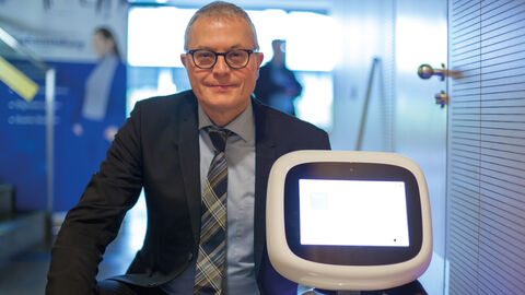 Direktor Joachim Kaiser auf dem SUMM.IT Mann mit Roboter