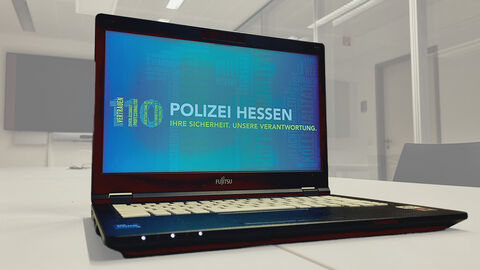 Die HZD verantwortet das Client-Management für die hessische Polizei. Aufgeklapptes HessenPC-Notebook auf einem Tisch. Auf dem Display ist ein Bild
