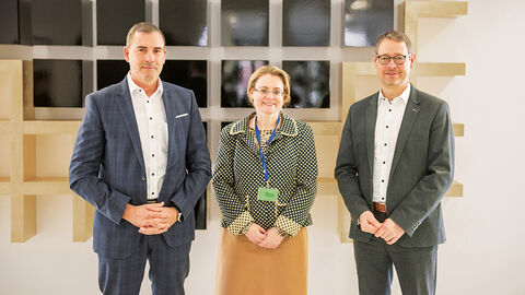Gruppenfoto mit Justiz-Staatssekretärin Tanja Eichner und Thomas Kaspar (Technischer Direktor) sowie Hans-Georg Ehrhardt-Gerst (Leiter des Standorts Hünfeld) von der HZD