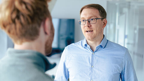 Bastian Quilitz, Chief Technology Officer der DigitalService GmbH des Bundes Bastian Quilitz, Chief Technology Officer der DigitalService GmbH des Bundes, im Gespräch mit einem Kollegen