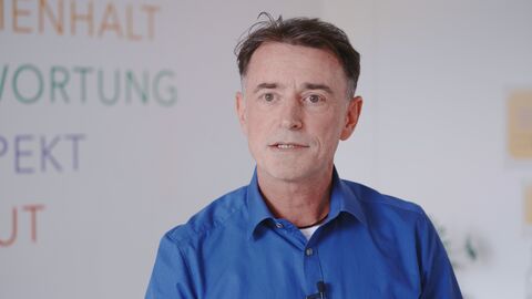 Titelbild des HZD-Videos „Software-Optionen kurz erklärt“ zum Thema Individualentwicklung mit Porträt des Bereichsleiters Anwendungsentwicklung