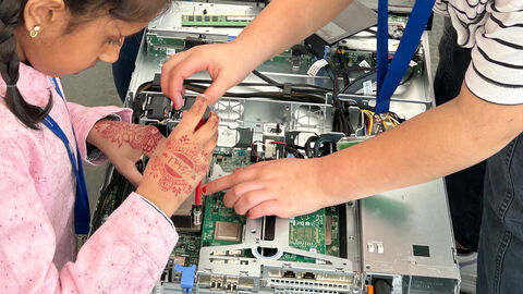 Einladung in die Welt der IT: der Girls' Day 2025 bei der HZD Close-up auf zwei Mädchen, die einen Server auseinanderschrauben