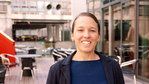 Porträt der Diversity-Beauftragten Carla Beltran beim Interview im Innenhof der HZD