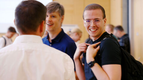 Gute Stimmung bei Studierenden und Fachteams: das Speed-Dating der HZD Blick in den Konferenzraum der HZD, in dem dual Studierende und Fachteams beim Speed-Dating zusammenkommen