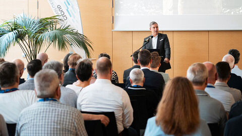 Thomas Kaspar, der Technische Direktor der HZD, bei der Begrüßungsrede der Gäste des Cloud Kundenforums