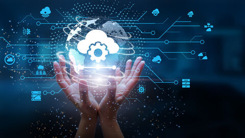 Close-up auf wie eine Schale gehaltene Hände mit darüber gelegter Grafik mit untereinander vernetzten Symbolen, die für eine Multi-Cloud mit verschiedenen Einsatzbereichen stehen