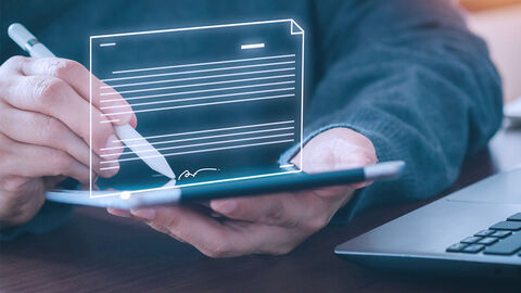 Die Hände einer Person halten ein Tablet, auf dem die Person mit einem Tablet-Stift tippt. Das Bild ist überlagert von der Grafik eines digitalen Dokuments.