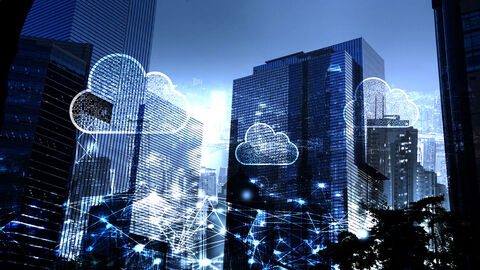 Skyline im Dämmerlicht, darüber gelegt ein grafisches Gitternetz mit hellen Knotenpunkten und Wolkensymbolen