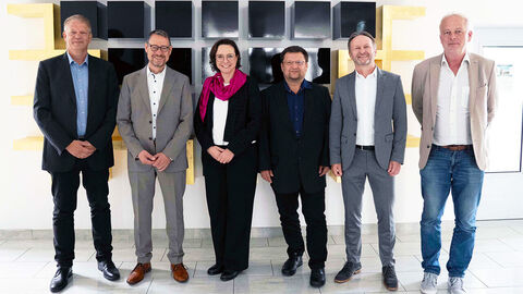 CIO Louisa Solonar-Unterasinger besucht den HZD-Standort Hünfeld Gruppenfoto: CIO Louisa Solonar-Unterasinger umgeben von Standortleiter Hans-Georg Ehhardt-Gerst und weiteren Führungskräften der HZD in Hünfeld