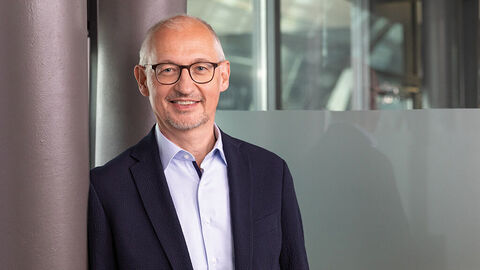 Porträtfoto in Halbtotale von Martin Schallbruch, CEO der govdigital eG