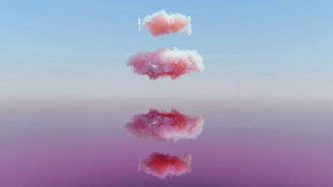 Zwei untereinander schwebende rosa Wolken vor blauem Himmel, die sich in der darunter liegenden Wasserfläche spiegeln