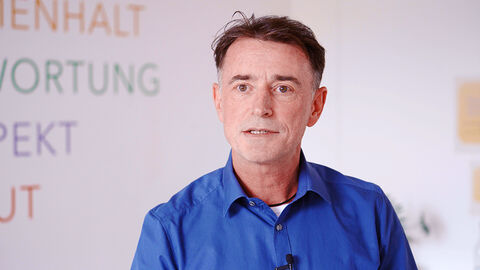 Titelbild des HZD-Videos „Software-Optionen kurz erklärt“ zum Thema Individualentwicklung mit Porträt des Bereichsleiters Anwendungsentwicklung