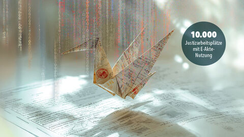 KI-generiertes Bild mit einzelnem aus einer Aktenseite gefalteten Origami-Kranich, aufgeschlagenen Papierakten und einem Raster aus Zahlenstreifen mit Nullen und Einsen, darin eingeblendet ein Kreis mit dem Text „10.000 Justizarbeitsplätze mit E-Akte-Nutzung“