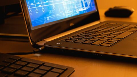 Laptop mit Schaltplan im Display auf einem Schreibtisch